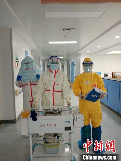 山东大学齐鲁医院医护人员穿上防护服后，投入到与病毒的紧迫“战斗”中。　山东大学齐鲁医院供图