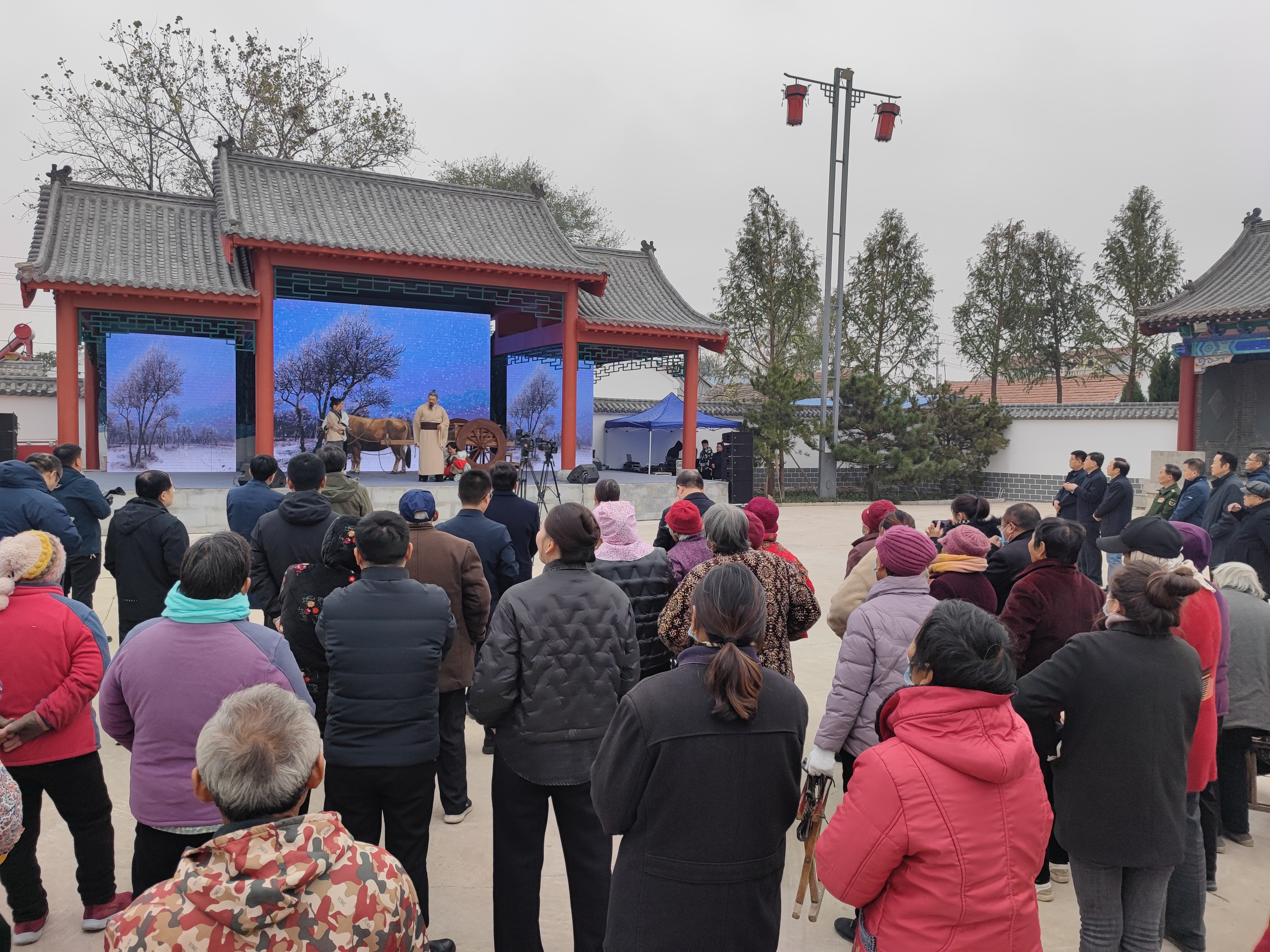 鱼台县闵子祠旁边,情景剧《芦衣顺母》正在上演。 鱼台县闵子祠旁边,情景剧《芦衣顺母》正在上演。