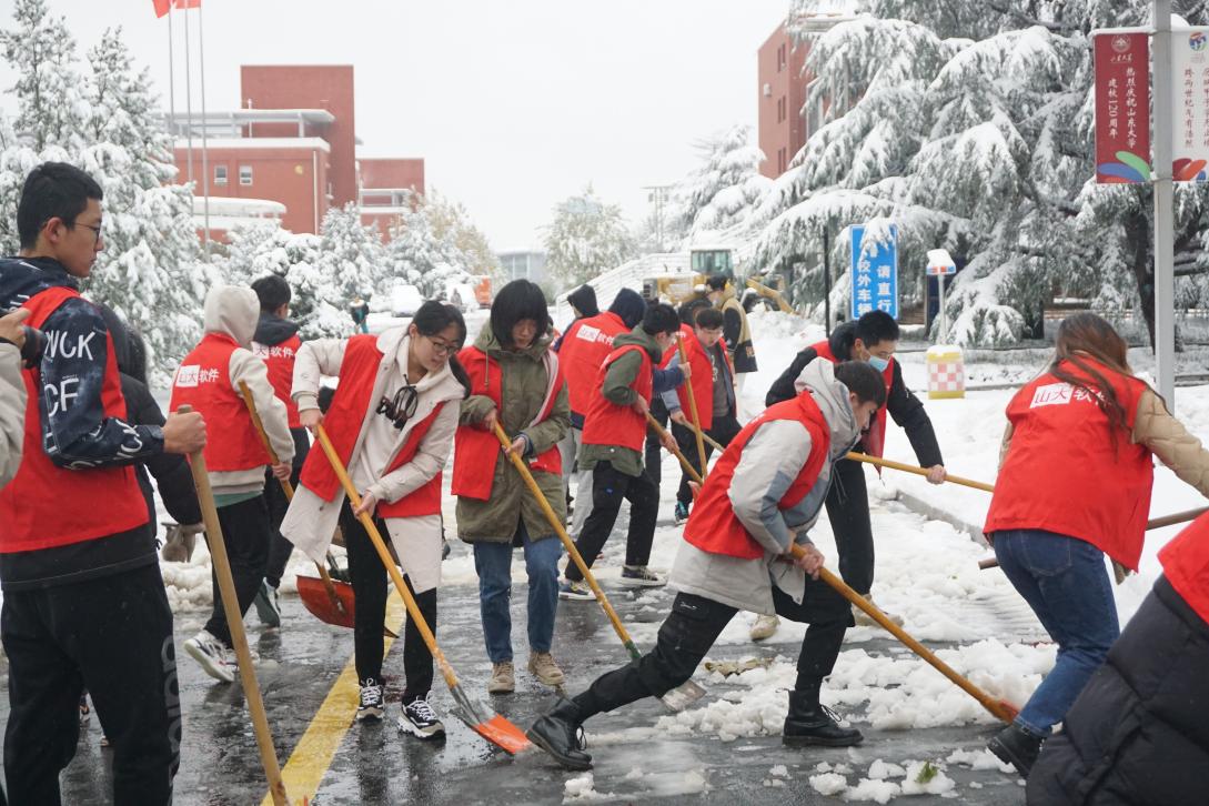 山东大学组织开展校园扫雪除冰劳动教育活动