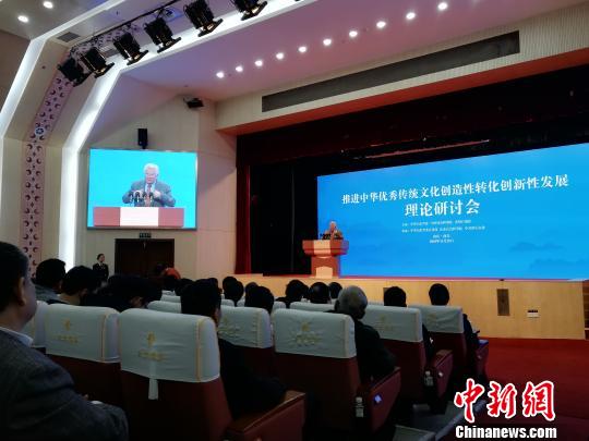 山东省特聘儒学大家、美国学者安乐哲发言。　孙婷婷 摄