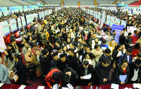 昨日在山东大学中心校区,山大2018届毕业生就业双选会在校体育馆举行,现场人山人海,异常火爆