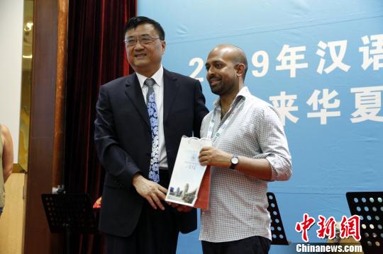 山东大学国际教育学院院长郑春为来华教师送上纪念品。 孙宏瑗 摄 山东大学国际教育学院院长郑春为来华教师送上纪念品。 孙宏瑗 摄