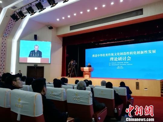 中共山东省委书记刘家义在理论研究会上讲话。　孙婷婷 摄