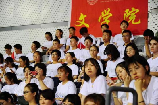 图为开学典礼现场。 图为开学典礼现场。