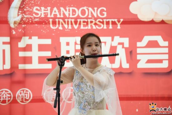 山东大学留校师生欢聚一堂喜迎新春佳节。 山东大学留校师生欢聚一堂喜迎新春佳节。