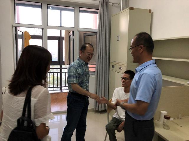 “机器人站台，刷脸迎新”，山大青岛校区“脸”就是移动的校园卡