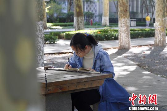 1年阅读600本书山东大学“图书馆女孩”走红校园