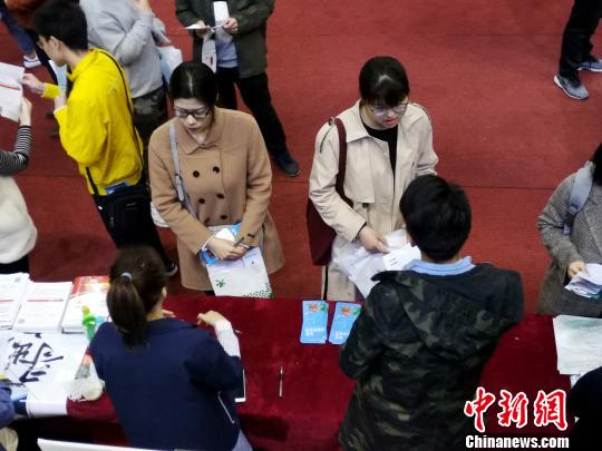 本次双选会参会单位共提供岗位需求16000余个，包括部分实习岗位。　郝学娟 摄
