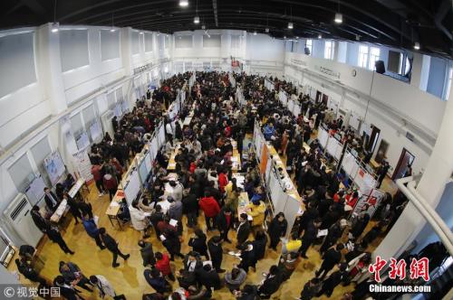 春节过后,天津,泰达人才市场举行首场大型招聘会。图片来源:视觉中国 点击进入下一页