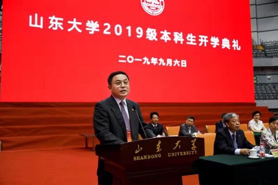 中国科学院院士、山东大学力学专业1977级校友胡海岩在开学典礼上作为校友代表发言。 中国科学院院士、山东大学力学专业1977级校友胡海岩在开学典礼上作为校友代表发言。