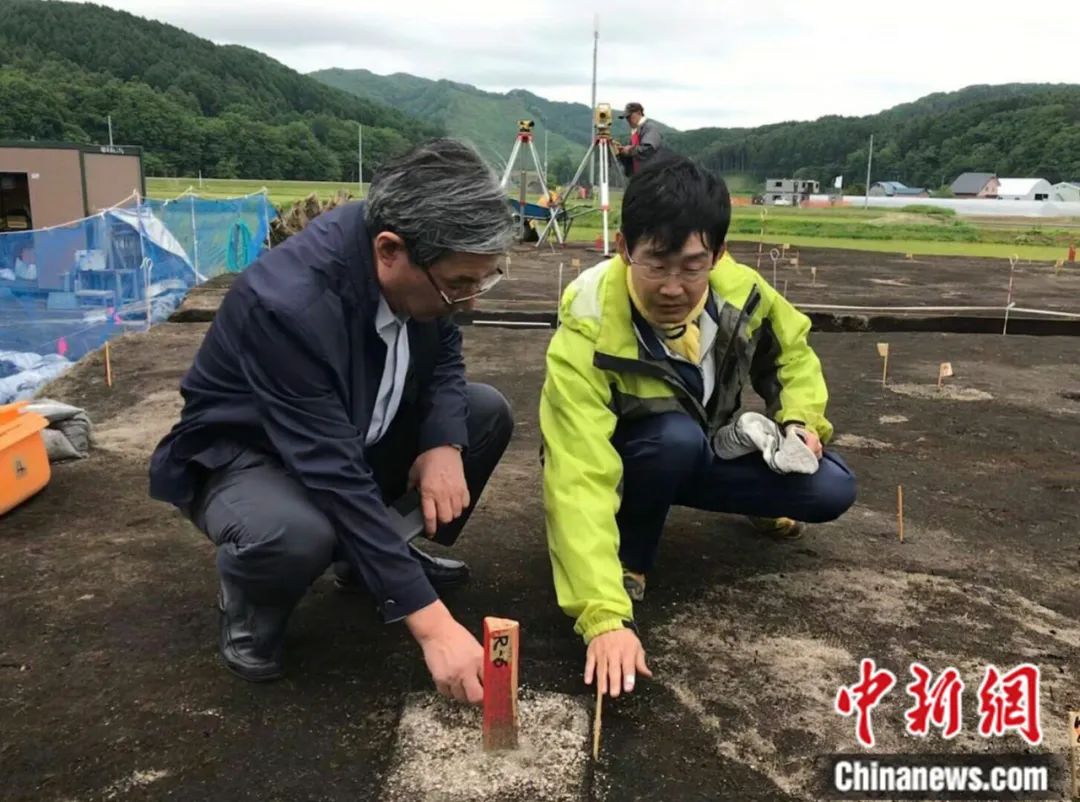 白云翔教授(左)在日本北海道千岁市厚真町幌内遗址考古发掘工地与发掘者现场交流。受访者 供图