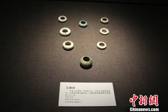 展品囊括了陶器、玉器、礼器、食器等器物，再现远古工艺技术。图为焦家遗址出土的玉指环。　赵晓 摄