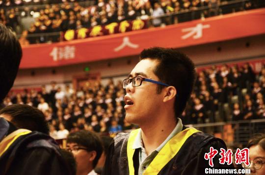 图为一名山东大学2018届本科毕业生唱山东大学校歌。　郝学娟 摄