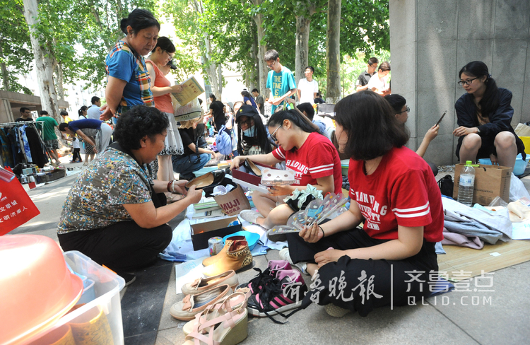 随着毕业季的到来，不少毕业生们在校园内开始摆摊出售二手物品。6月25日周日，山东大学中心校区内不少大四的