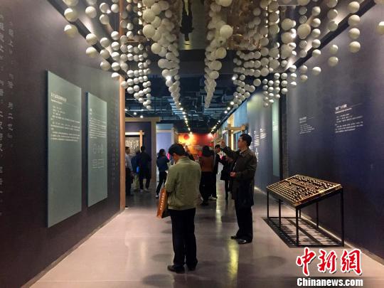 图为游客正在参观山东省滕州市墨子纪念馆新馆。　孙宏瑗 摄