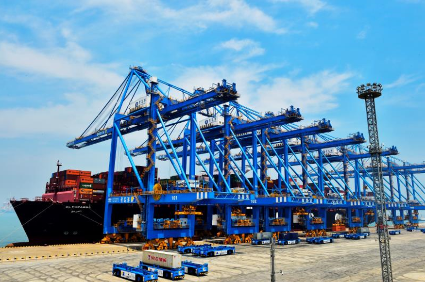 青岛港全自动化集装箱码头正在进行装卸作业