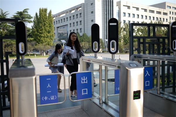高校开装人脸识别 师生进出将刷脸