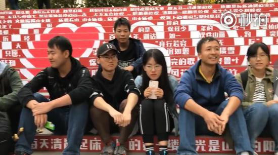 女孩子们心头的是点点心系母校的温情，