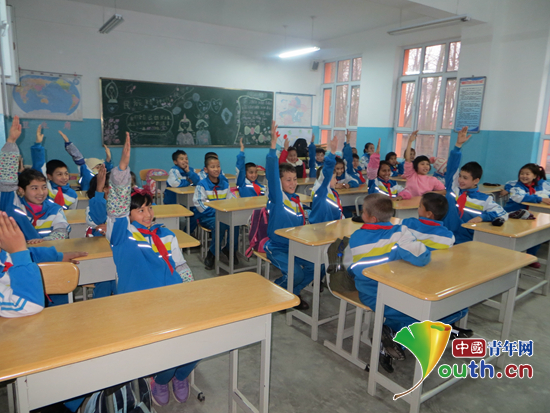 图为孩子们在课堂上踊跃举手发言。朱家豪 供图 图为孩子们在课堂上踊跃举手发言。朱家豪 供图