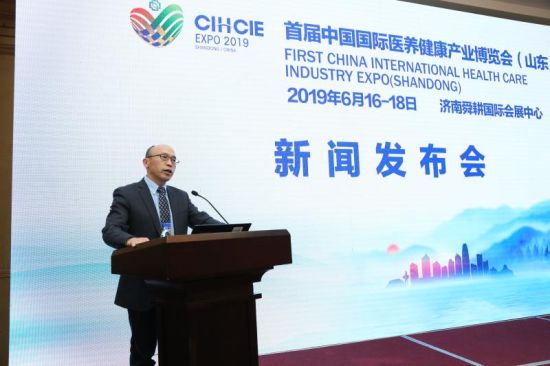 山东大学齐鲁医学院科研与国际交流处刘奇迹在现场介绍峰会论坛情况。