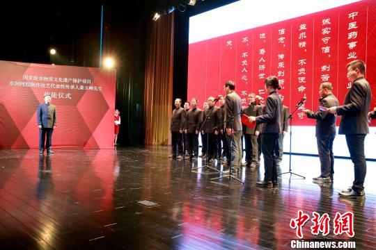 生物药学博士拜师非遗传人 用现代科学传承千年技艺 两位博士徒弟将以“新生代”传承人的身份,用所学的现代科学创新传承千年技艺。 梁犇 摄