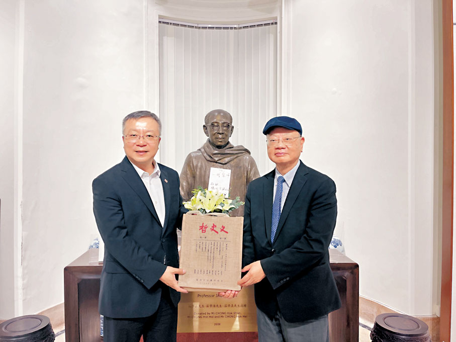 ◆山東大學黨委書記任友群（左）和香港大學饒宗頤學術館館長、香港大學前校長李焯芬。