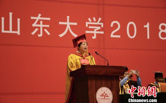 图为山东大学校长樊丽明在毕业典礼上勉励毕业生，做新时代的奋斗者。　郝学娟 摄