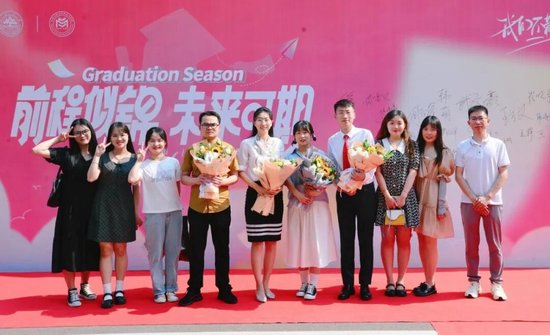 韩萌老师与学生在一起