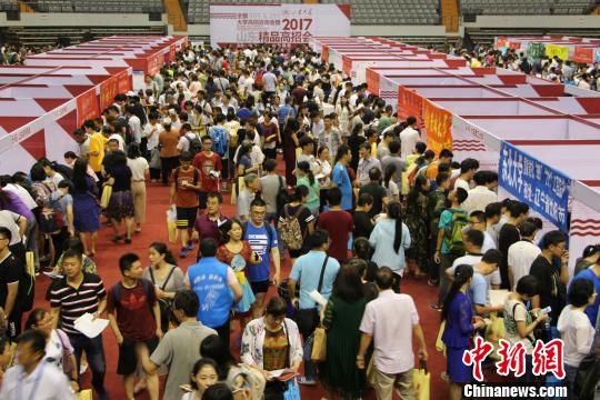 中国80所重点高校聚山东万余考生家长高招会“求经”