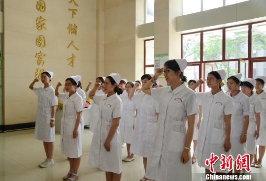 图为山东大学齐鲁医学院护理专业学生参加护士宣誓仪式。　山东大学齐鲁医学院供图 摄
