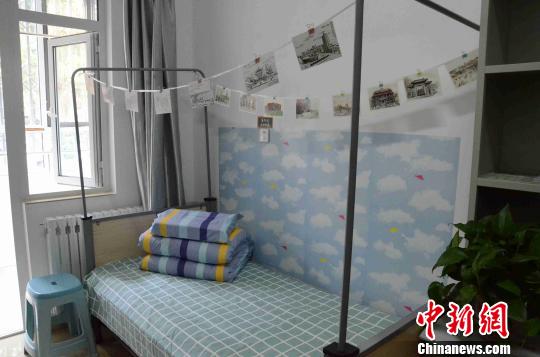 物理学院的学生，专门为张连川的床位进行了布置。　孙婷婷 摄