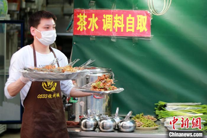 小饼卷肉料添香实探淄博“烧烤江湖”