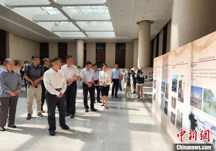与会嘉宾参观纪念华岗诞辰120周年专题展。　赵晓 摄