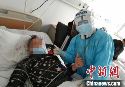 图为，山东大学齐鲁医院医护人员鼓励患者，为患者加油鼓劲。山东大学齐鲁医院供图