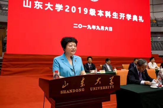 山东大学校长樊丽明在讲话中给近6000名新生上了“开学第一课”。 山东大学校长樊丽明在讲话中给近6000名新生上了“开学第一课”。