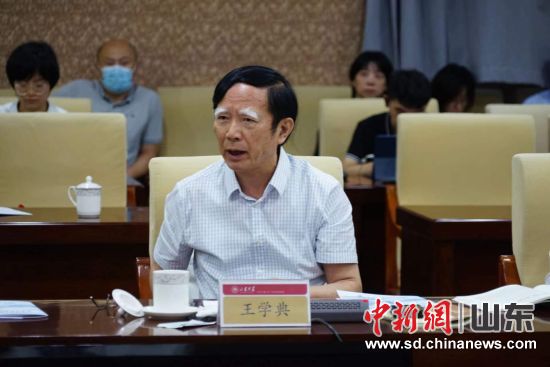 王学典在座谈会上总结发言。王采怡 摄