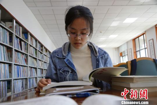 图为丁安琪在山东大学图书馆内读书。　孙宏瑗 摄