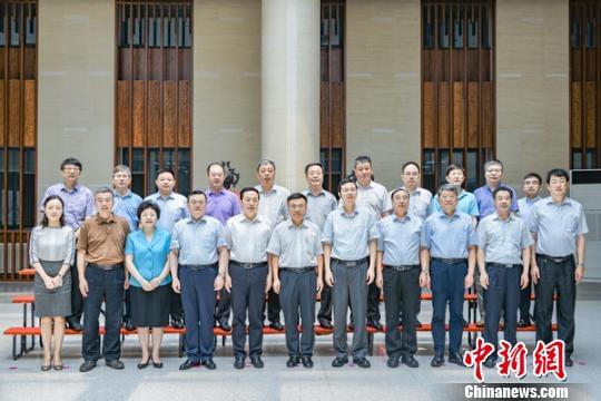 中组部、教育部、山东省委相关负责人出席会议，与山东大学领导班子合影。　杨云雷 摄
